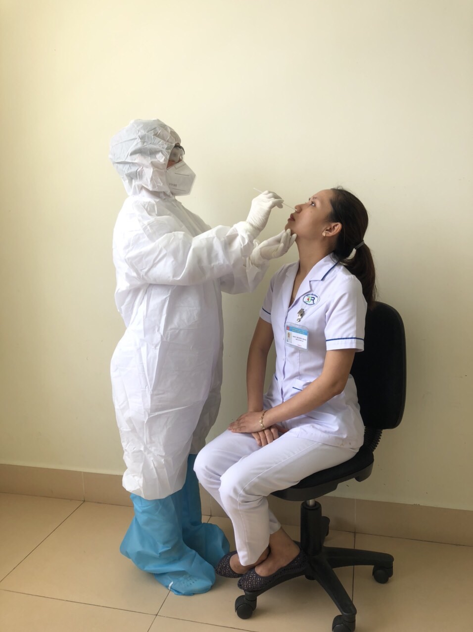 Nhân viên lấy mẫu tại các khoa